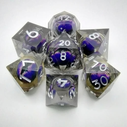Kit de dés Oeil de Dragon - fumé avec oeil mauve dans une bouteille avec couvercle dévisable